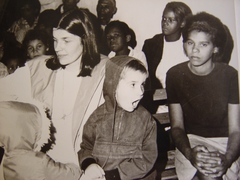 Trijnie met de kinderen in de jonge gemeente in Euxenita (1969)