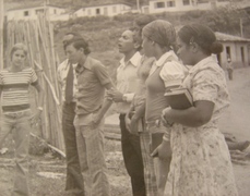 Een van de eerste openluchtsamenkomst in Materlandia, met enkele jonge gelovigen (1976)
