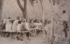 De gemeente in Cismarias begon onder de bomen in het woud (1975)