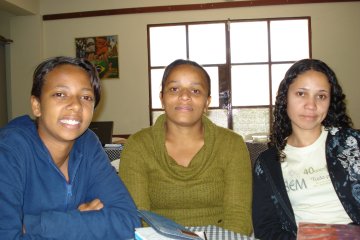 vlnr: Eliene, Valdriana en Edna, de nieuwe leerlingen op de Bijbelschool