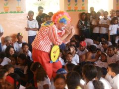 Clown Sônia in actie op de school