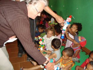 Weduwen op bezoek in de kindercentra