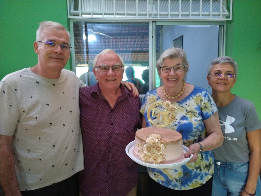 Daniel, Nico, Trijnie en Selene met een taart voor Trjinie's 80e verjaardag.