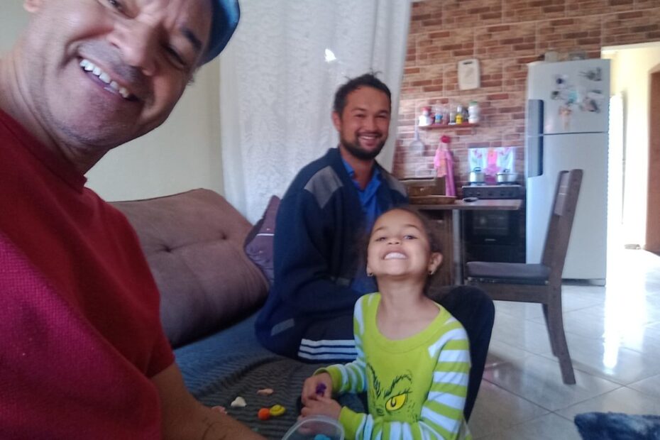 De voorganger met Tiago en een dochter